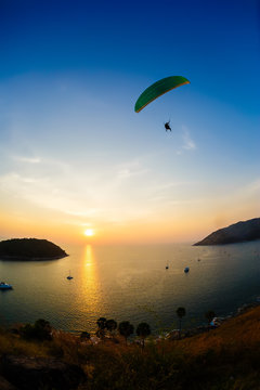 Flight of a paraplane in the twilight