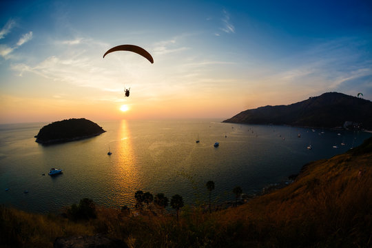 Flight of a paraplane in the twilight