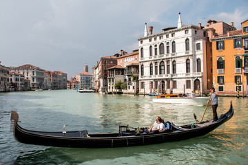 Fototapeta na wymiar Gondole Gondoliers à Venise grand canal