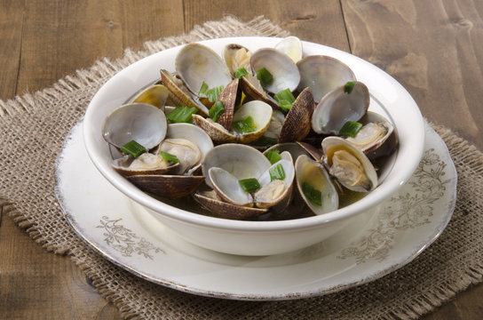 clams with wine sauce in a bowl