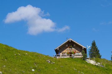 Fototapeta premium Alm und Berghütte in Bayern