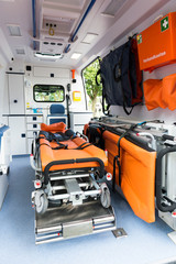 Trage in einem Rettungswagen