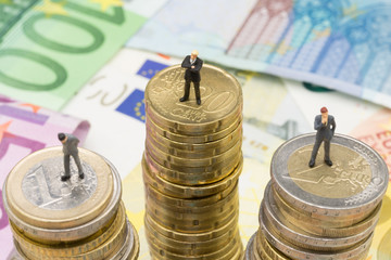 Geschäftsmänner auf Münzstapel