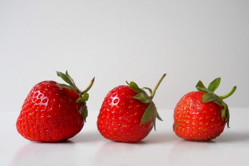 Erdbeeren in Folge. Dekoration der Obstküche.