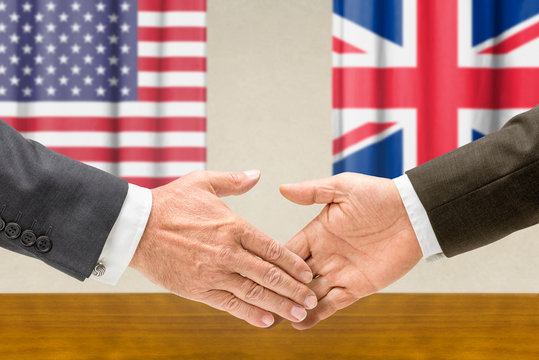 Vertreter der USA und Großbritanniens reichen sich die Hand