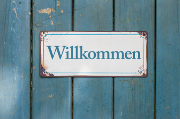 Altes Schild mit Aufschrift Willkommen