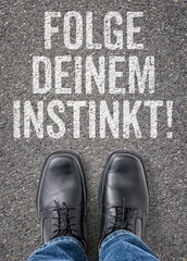 Text auf Boden - Folge deinem Instinkt