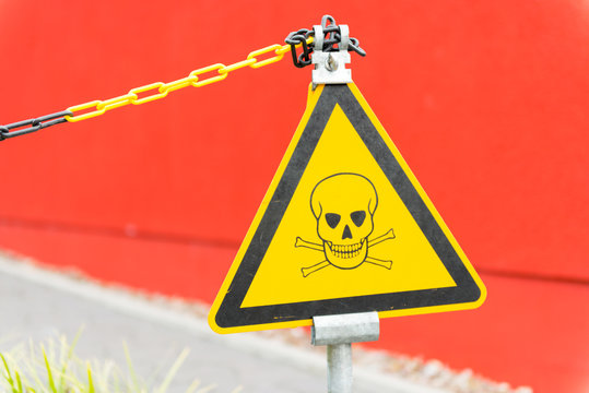 Warnzeichen vor giftigen Stoffen