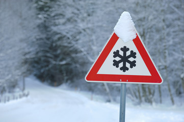 Warnschild vor Eis, Schnee und Glätte
