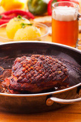 Schweinebraten in einem Reindl