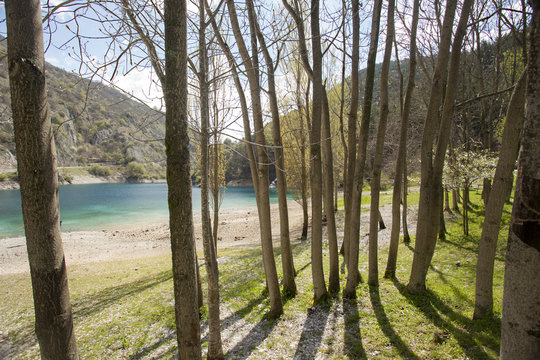 Lago di San Domenico,a Villalago Aquila. Ombre.