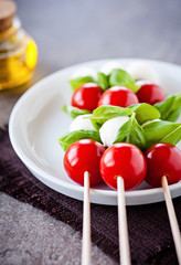 Tomate-Mozzarella am Stiel