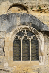 Fototapeta na wymiar Fenster der Felsenkirche in Saint-Emilion