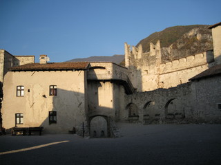 Fototapeta na wymiar Besenello e Castel Beseno