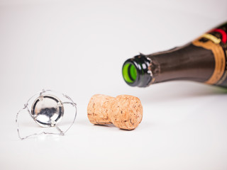 liegende Sektflasche mit Korken und Verschluss