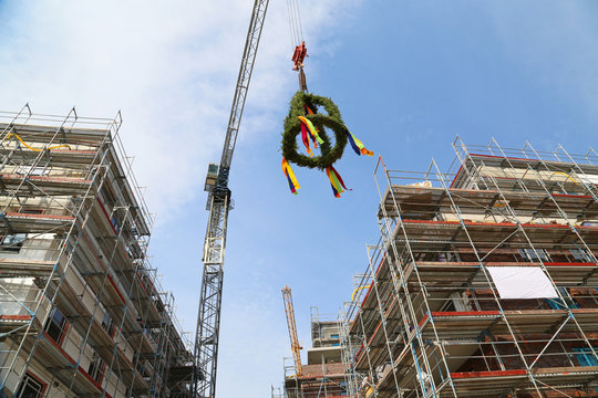 Richtkranz zwischen Neubauten