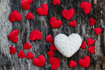 Obraz premium Valentine day wood background with white and red hearts
