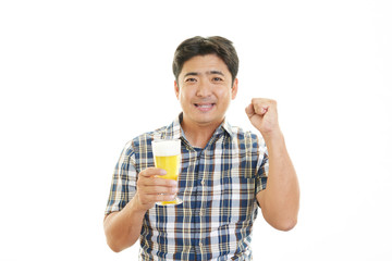 ビールを飲む笑顔の男性