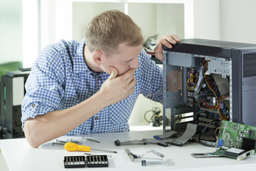 Obraz premium Thinking of repair