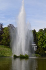 Fototapeta na wymiar Fontäne im Bergpark Kassel