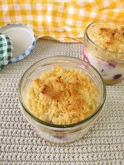 Kuchen im Glas mit Beeren und Joghurt