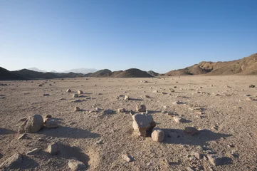 Deurstickers Rotsachtig woestijnlandschap met bergen © Paul Vinten