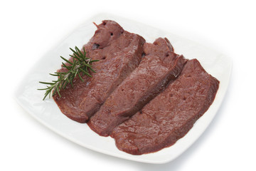 fette di fegato con rosmarino_ sfondo bianco