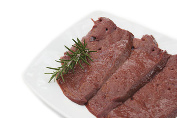 fette di fegato con rosmarino_ sfondo bianco