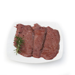 fette di fegato con rosmarino_ sfondo bianco