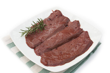 fette di fegato con rosmarino_ sfondo bianco