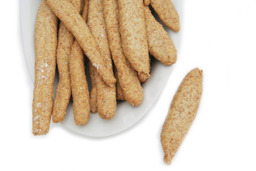 grissini integrali ai cereali_ sfondo bianco