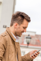 Mann schreibt SMS
