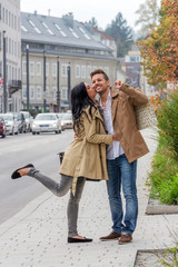 Fototapeta premium Liebespaar beim Stadtbummel