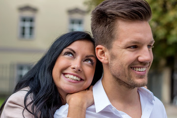 Fototapeta premium Liebespaar in urbaner Umgebung