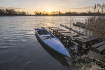 łódź wędkarska przy drewnianym pomoście