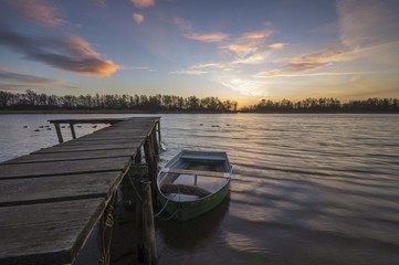 łódź wędkarska przy drewnianym pomoście