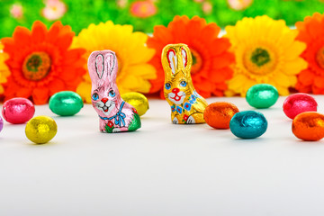 Ostern: Schokohase vor Blumen - Platz für Text