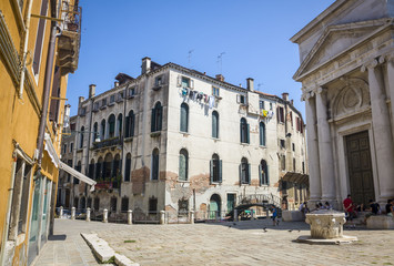 Fototapeta na wymiar street in historic Venice, Italy with beautiful monument
