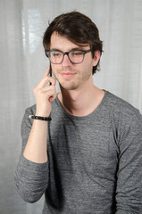 Junger Mann telefoniert