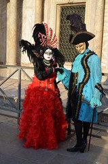 couple en bleu et rouge