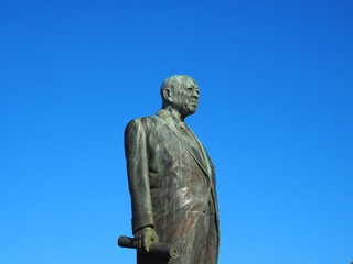 朝日を浴びる銅像