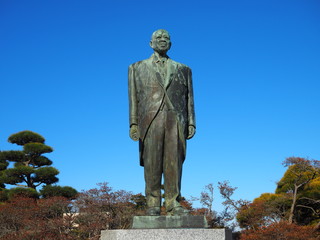 庭園の銅像