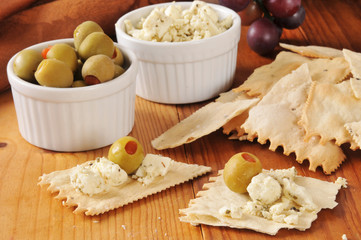 Crackers, olives and feta cheese