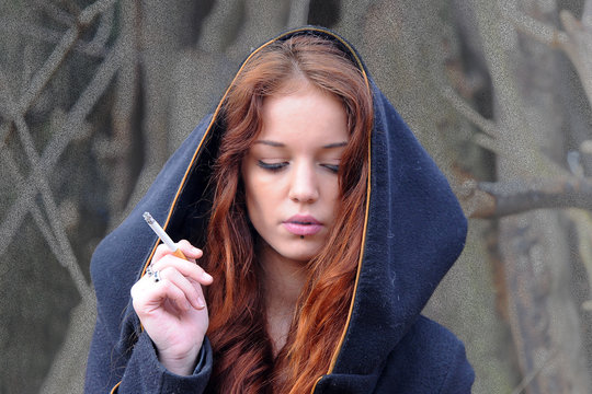 jeune fumeuse