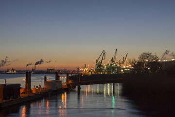 Hamburger Hafen bei Sonnenaufgang, Deutschland