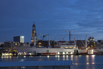 Hamburger Hafen mit Michel, Nachtaufnahme, Deutschland