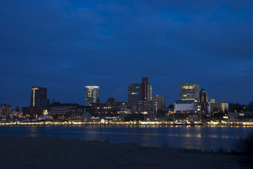Fototapeta premium St. Pauli Landungsbrücken Hamburg bei Nacht, Deutschland