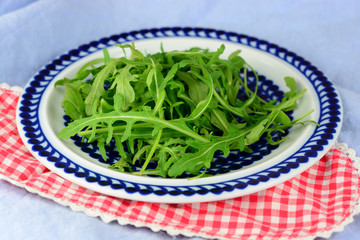 Rucola op een bord met een geruit kleedje