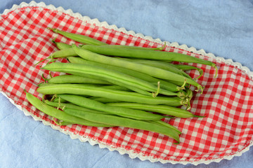 Sperzieboontjes op een geruit kleedje