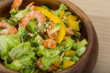 Salad with shrimps and avocado